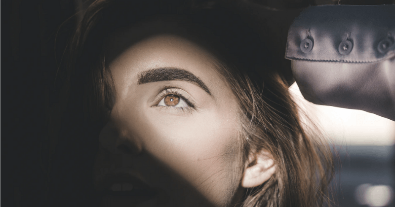 Ausdrucksstarke Augenbrauen: Warum sie so wichtig sind und wie man sie perfekt stylt | apomio Gesundheitsblog